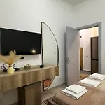 Hotel Lola's *