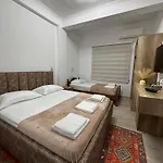 Lola's Hotel