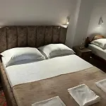 Lola's Hotel *