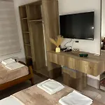 Lola's Hotel *