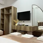Lola's Hotel