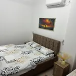 Lola's Hotel *