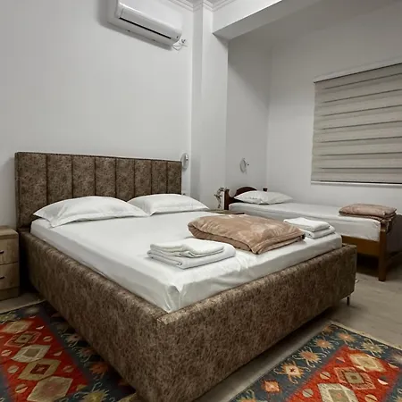Lola's Hotel