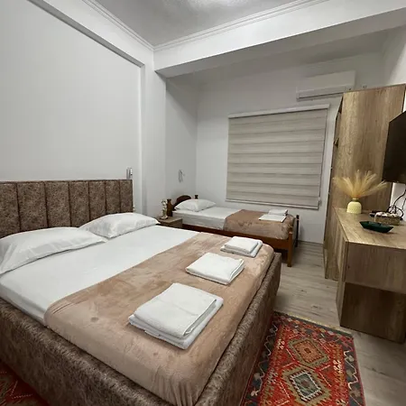 Lola's Hotel