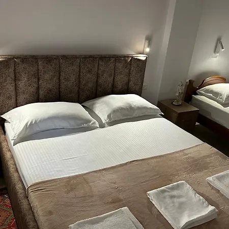 Lola's Hotel *