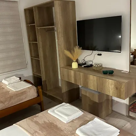 Lola's Hotel *