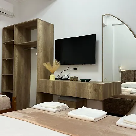 Lola's Hotel