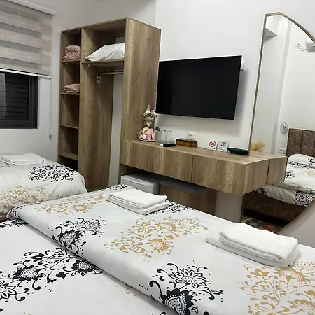 Lola's Hotel *