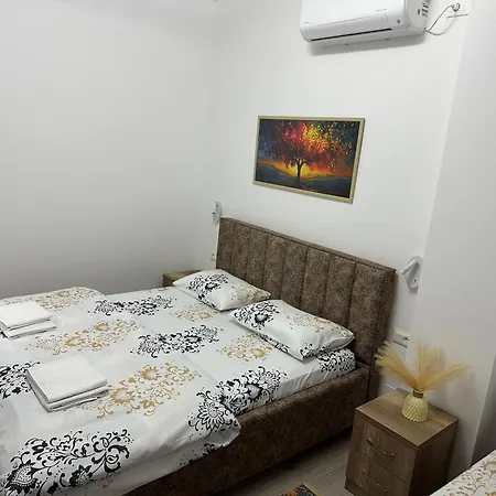 Lola's Hotel *
